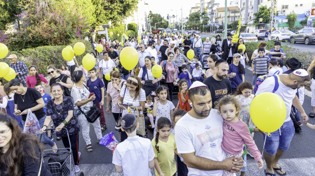 הכנסת ספר תורה בעין גנים (צילום: יהודה רוזנבאום)