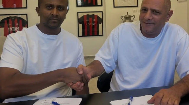 אמיר חמיאס בעלים הפועל רמת גן עם המאמן החדש מסאי דגו (צילום: אתר רשמי, הפועל רמת גן)