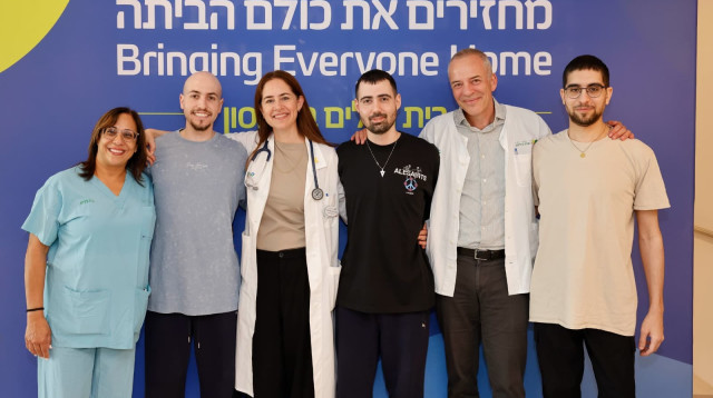 גיא גלבוע דלאלא, אביתר דוד ואיתן מור בשחרורם מבילינסון (צילום: בית החולים בילינסון)