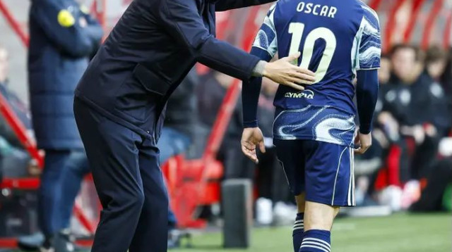 אוסקר גלוך עם מאמן אייאקס (צילום: אימג'בנק  GettyImages, ANP)