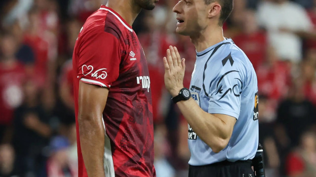 השופט דוד פוקסמן, עם שחקן הפועל באר שבע, אליאל פרץ (צילום: דני מרון)