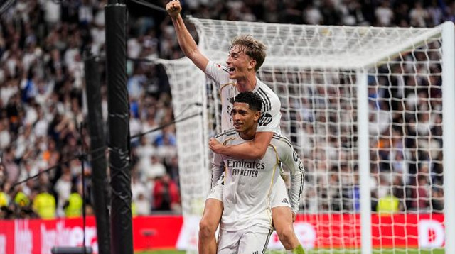 בלינגהאם חוגג את שער היתרון יחד עם הויסן (צילום: Europa Press Sports / Contributor)