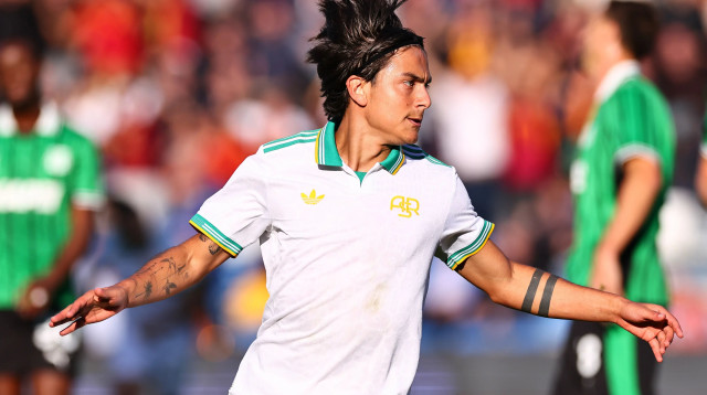 פאולו דיבאלה שחקן רומא חוגג שער (צילום: אימג'בנק  GettyImages, Luca Amedeo Bizzarri)