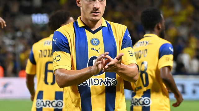 שחקן מכבי תל אביב יון ניקולאסקו (צילום: ברני ארדוב)