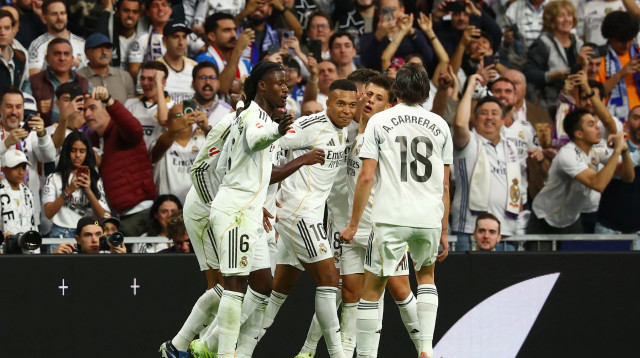 שחקני ריאל מדריד חוגגים עם קיליאן אמבפה (צילום: רויטרס)