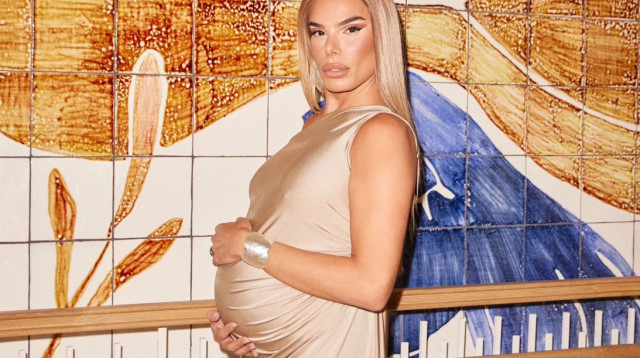 בל אגם מציגה בטן הריונית (צילום: שחר ארביב)