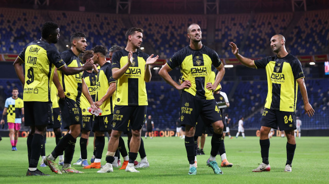 שחקני בית"ר ירושלים מודים לקהל (צילום: מאור אלקסלסי)