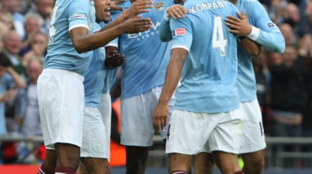 שחקני מנצ'סטר סיטי חוגגים בעונת 2010/11 (צילום: John Peters)
