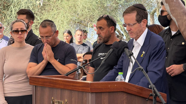 הנשיא הרצוג בהלוויה של יוסי שרעבי  (צילום: דוברות בית הנשיא)