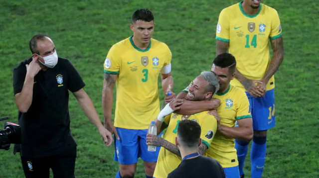 שחקני נבחרת ברזיל ניימאר,קאסמירו, טיאגו סילבה חוגגים (צילום: רויטרס)