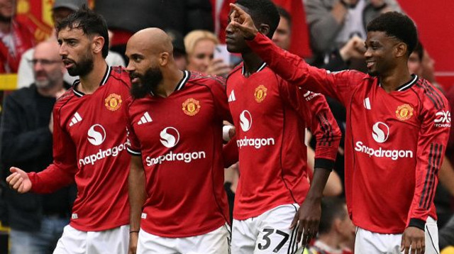 שחקני מנצ'סטר יונייטד חוגגים (צילום: OLI SCARFF)