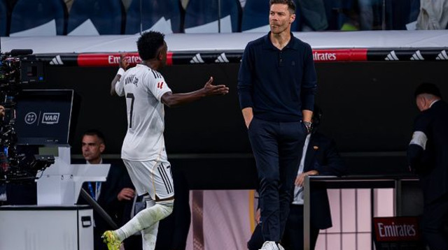 ויניסיוס כועס על צ'אבי אלונסו (צילום: Gettyimages)