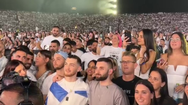 מתן אנגרסט ובר קופרשטיין בהופעה של אייל גולן (צילום: רשתות חברתיות, שימוש לפי סעיף 27 א')