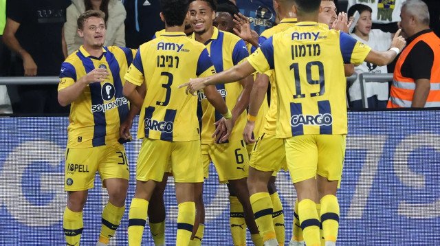 שחקני מכבי תל אביב חוגגים (צילום: דני מרון)