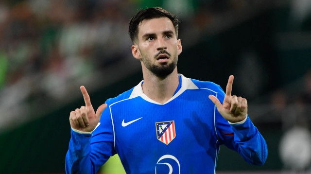 אלכס באנה שחקן אתלטיקו מדריד חוגג שער (צילום: GettyImages, CRISTINA QUICLER/AFP)