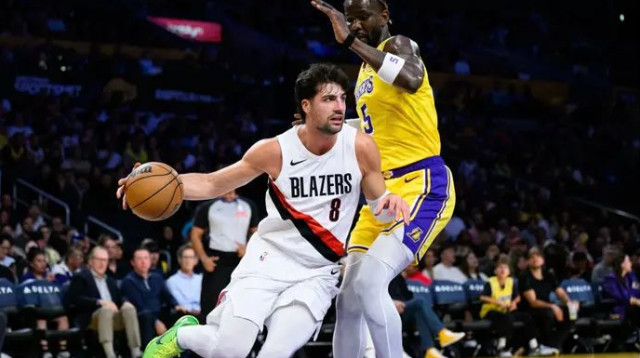 מול חברו לשעבר אייטון (צילום: רויטרס)