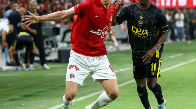 אנדריאן קרייב, הפועל תל אביב לצד טימו מוזי, בית"ר ירושלים (צילום: דני מרון)