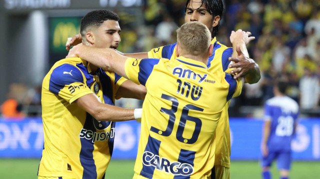 עידו שחר, דור פרץ, אלעד מדמון שחקני מכבי תל אביב חוגגים (צילום: דני מרון)