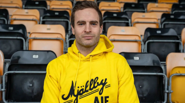 קרל מריוס אקסום עוזר מאמן מיאלבי (צילום: אתר רשמי, מתוך טוויטר)