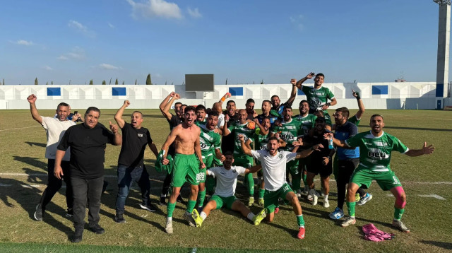 שחקני מכבי אחי נצרת חוגגים (צילום: אתר רשמי, מכבי אחי נצרת)