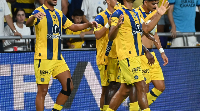 שחקני מכבי תל אביב חוגגים עם דור פרץ (צילום: ברני ארדוב)