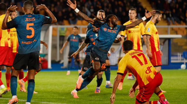 שחקן נאפולי אנדרה-פרנק זמבו אנגיסה (צילום: רויטרס)