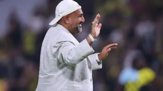 חגג עוד גביע. ברק אברמוב (צילום: מאור אלקסלסי)