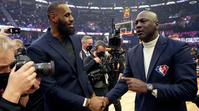 מייקל ג'ורדן ולברון ג'יימס (צילום: Kevin Mazur)