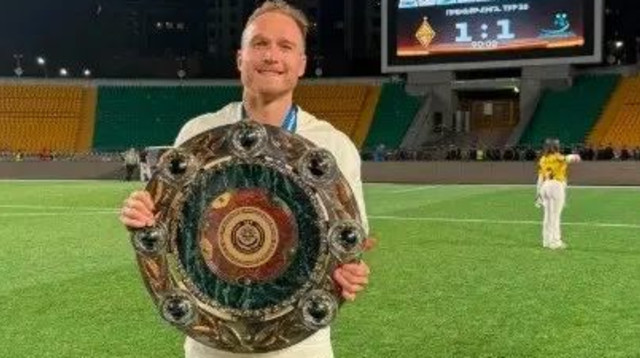 דן גלזר חוגג זכייה באליפות עם קייראט אלמטי (צילום: אתר רשמי, מתוך אינסטגרם)