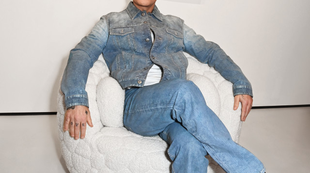 רובי וילאמס והכורסא שעיצב לחברת MOOOI (צילום: יח"צ)