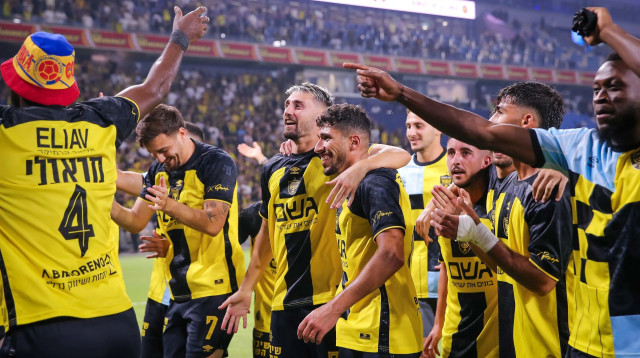 שחקני בית"ר ירושלים חוגגים זכייה בגביע הטוטו (צילום: מאור אלקסלסי)