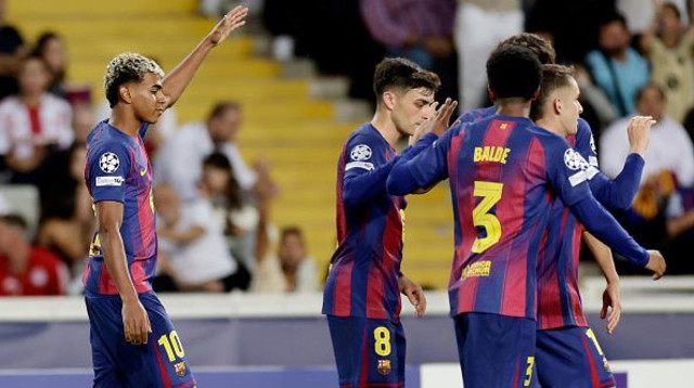 פדרי ושחקני ברצלונה (צילום: Soccrates Images / Contributor)