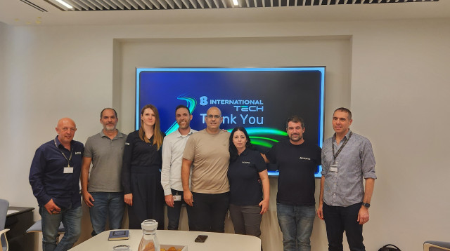 אבי הרולד, נתן ווניש, אפרת גרדוס, ניר וקשי, לירן מזרחי, קטיה איונובה, שרון עזרא, מארק ליטוין (צילום: יחצ)