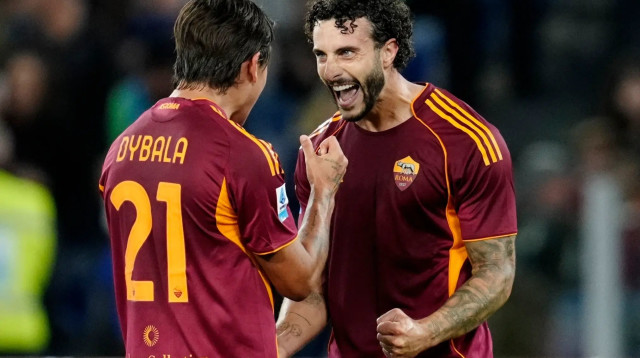 מריו הרמוסו שחקן רומא חוגג שער עם פאולו דיבאלה (צילום: רויטרס)