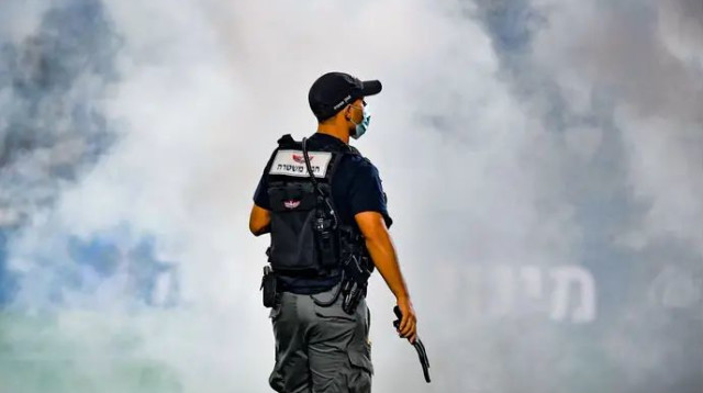 חבלן משטרה מפנה אמל"ח מכר הדשא (צילום: אריאל שלום)