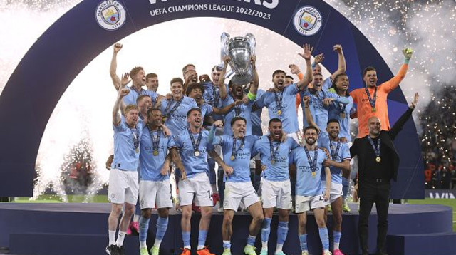 מנצ'סטר סיטי מניפה את גביע ליגת האלופות (צילום: Jean Catuffe)