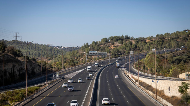 כביש 1 מתרוקן לקראת הפגנת החרדים (צילום: חיים גולדברג פלאש 90)