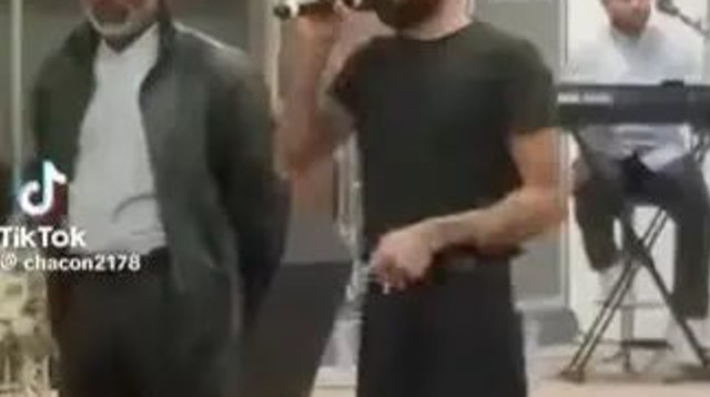 דני אלבס נושא דרשה בכנסייה (צילום: צילום מסך, .)