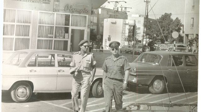 רבין יוצא ממסעדת אולימפיה (צילום: נתן זהבי)