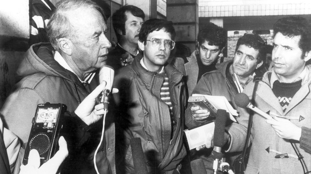 יצחק רבין כשר ביטחון ברמאללה (צילום:  יצחק אלהרר, סקופ 80)