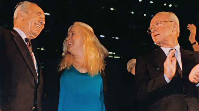 יצחק רבין שיר לשלום בעצרת בה נרצח (צילום: נעם וינד)