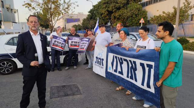 משה פייגלין ופעילי מפלגתו בהפגנה בקריית גת (צילום: ללא)