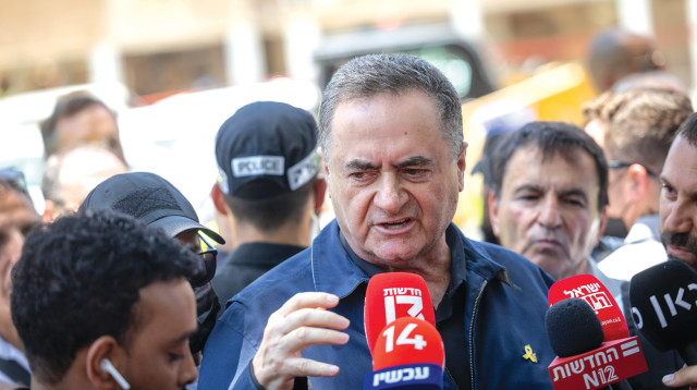 ישראל כ"ץ בזירת הנפילה בחולון 2025 (צילום: חיים גולדברג פלאש 90)