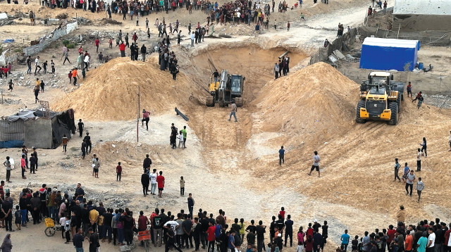 דחפורים של חמאס בחיפוש אחר גופות של חטופים בחאן יונס (צילום: רויטרס)