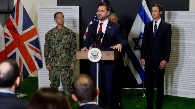 סגן נשיא ארה"ב ג'יי. די. ואנס במרכז תיאום הצבאי אזרחי (CMCC) בקרית גת (צילום: רויטרס)