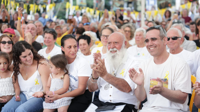 עמרי מירן, דני מירן, לישי מירן בכיכר החטופים (צילום: אלון גלבוע)