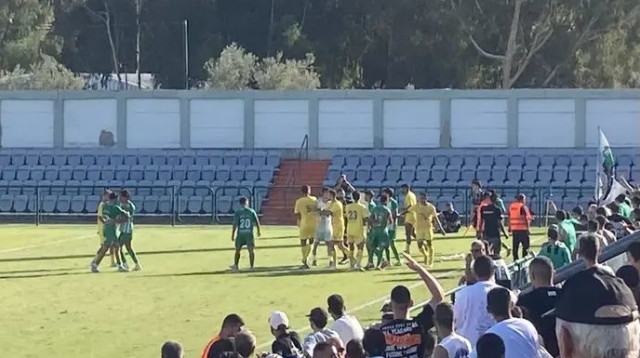 מהומה של ממש החלה על כר הדשא – ונמשכה גם מחוצה לו (צילום: מערכת וואלה, .)