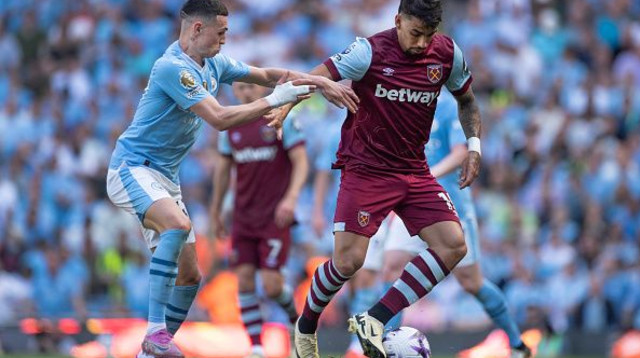 לוקאס פאקטה במדי ווסטהאם מול פיל פודן ממנצ'סטר סיטי (צילום: Visionhaus)