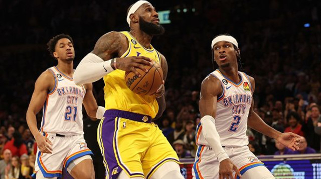 לברון ג'יימס מול שיי גילג'ס-אלכסנדר (צילום: Harry How)