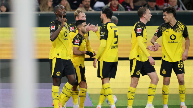 שחקני בורוסיה דורטמונד חוגגים עם סרו גיראסי (צילום: GettyImages, ALEXANDRA BEIER/AFP)